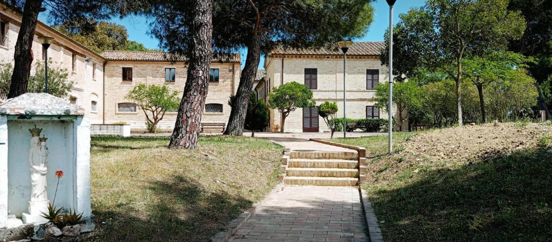 Casa Famiglia Di Nazareth Hotel Loreto Bagian luar foto
