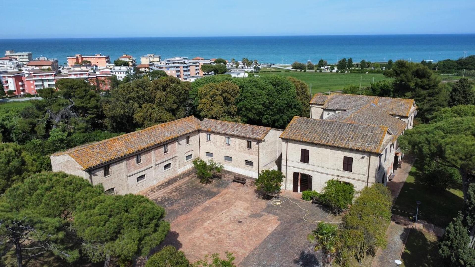 Casa Famiglia Di Nazareth Hotel Loreto Bagian luar foto