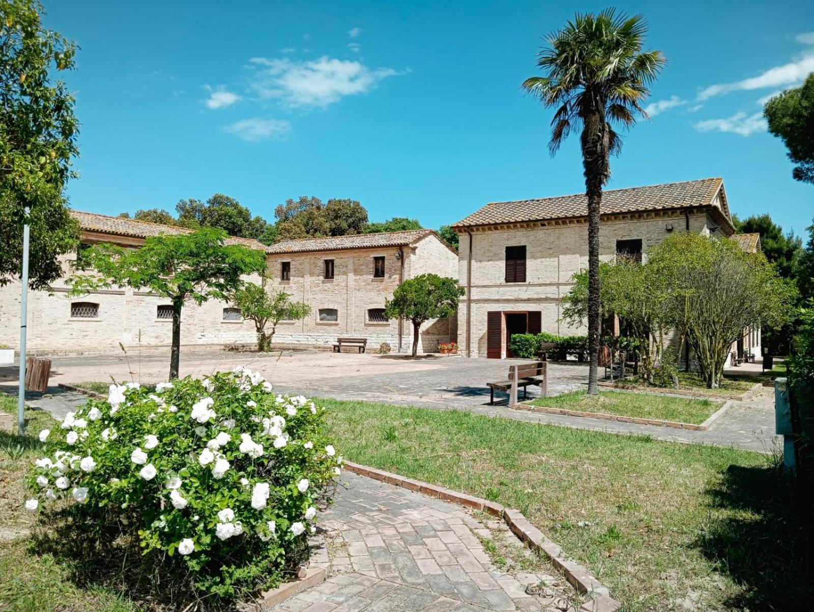 Casa Famiglia Di Nazareth Hotel Loreto Bagian luar foto