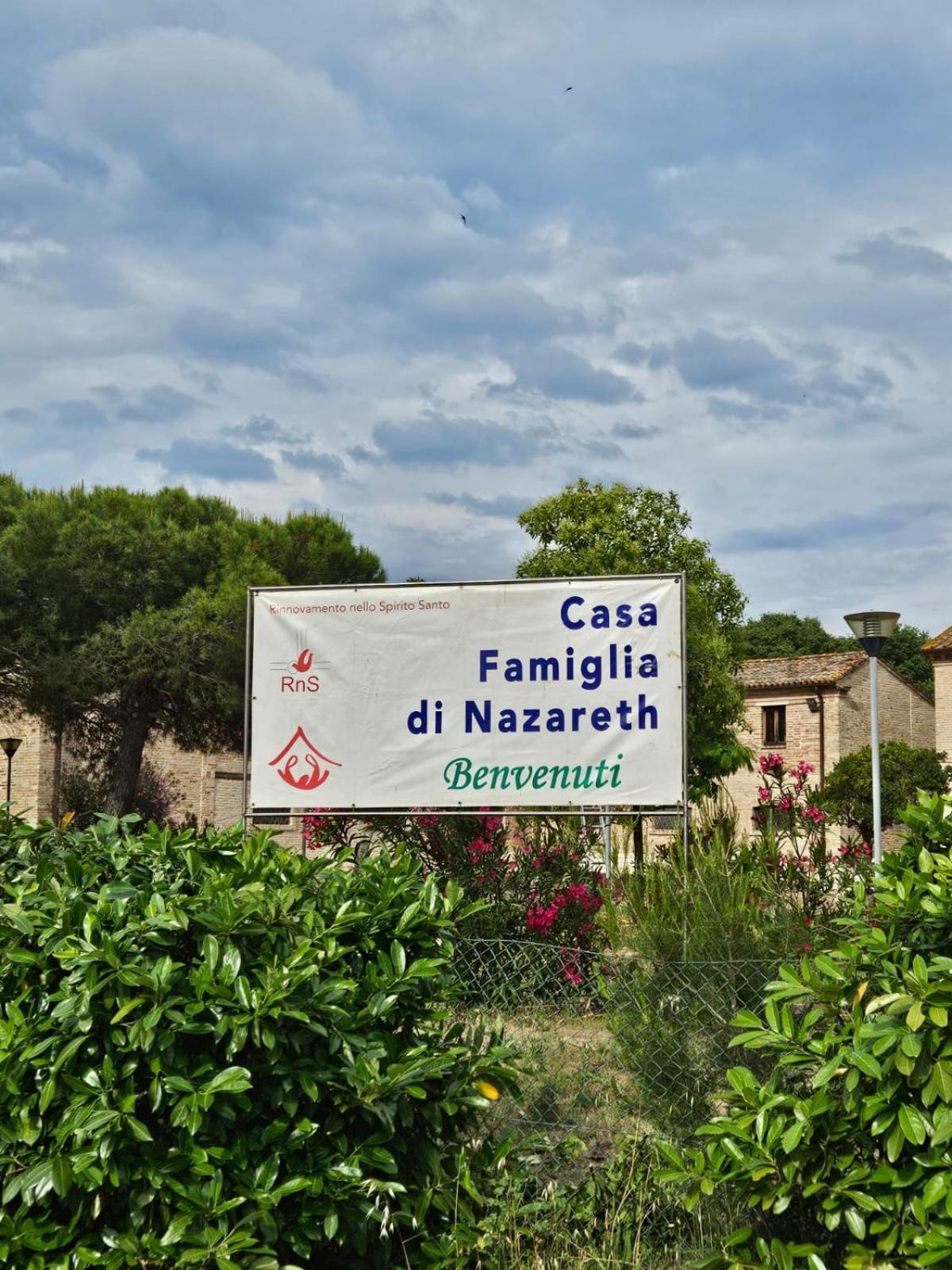 Casa Famiglia Di Nazareth Hotel Loreto Bagian luar foto