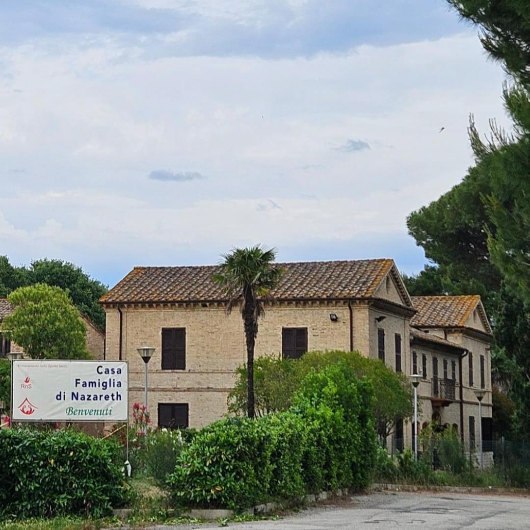 Casa Famiglia Di Nazareth Hotel Loreto Bagian luar foto